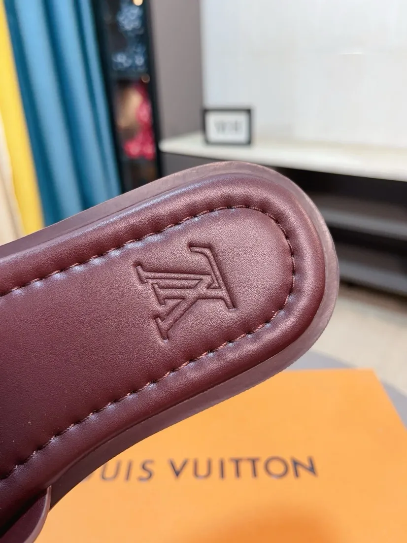 Men's shoes 💰300🌸🌸LV Ordinary men's spring and summer slippers, uppers imported from Italy, cowhide fabric, logo graphics, high-quality craftsmanship, soles: original soles specially provided by the original factory, exclusive movable molded soles super comfortable, original factory single goods, 🔍🔍high quality, you can enter and exit the counter at will, welcome to compare, size 38-45